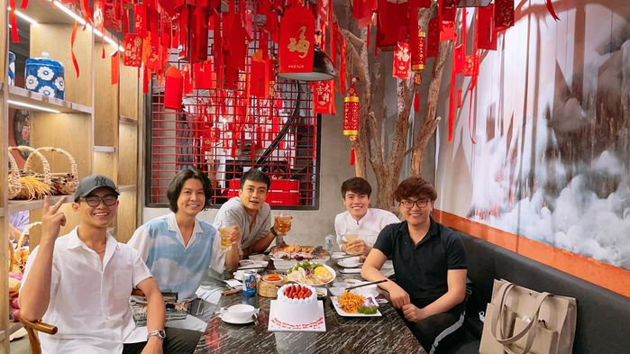 Võ Tấn Phát cúng Thần Tài, củng cố tin đồn chung nhà với MC Đại Nghĩa
