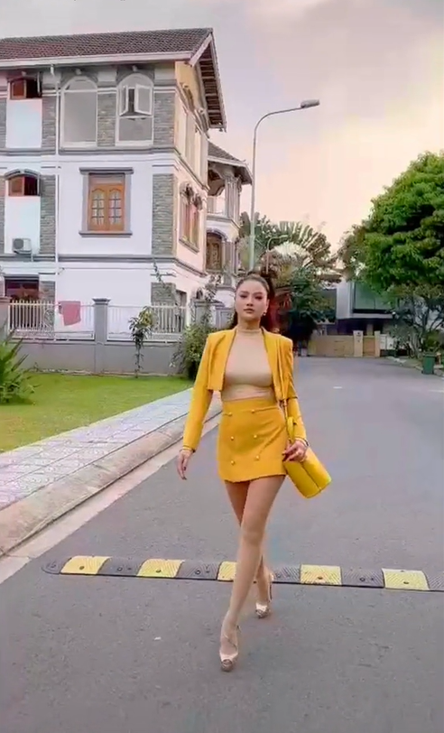 Vũ Thu Phương biểu diễn catwalk ngay trên gờ giảm tốc giữa phố
