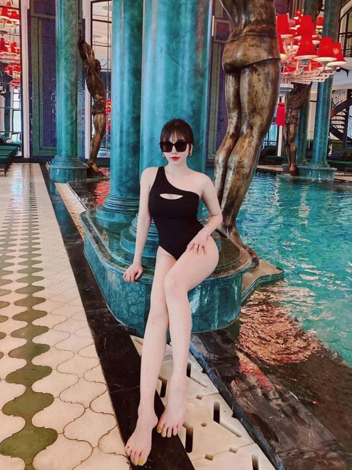 Vừa thắng trận trở về, cầu thủ Hoàng Đức chu đáo lì xì cho nóc nhà