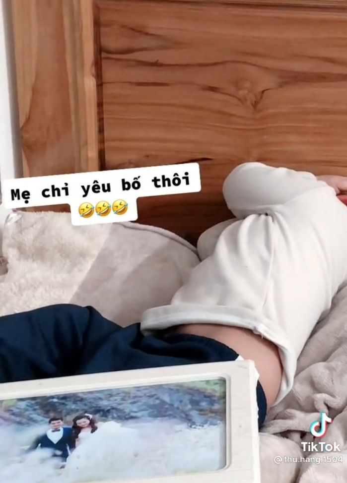 Bé trai 3 tuổi khóc như mưa khi xem ảnh cưới bố mẹ không thấy mình đâu