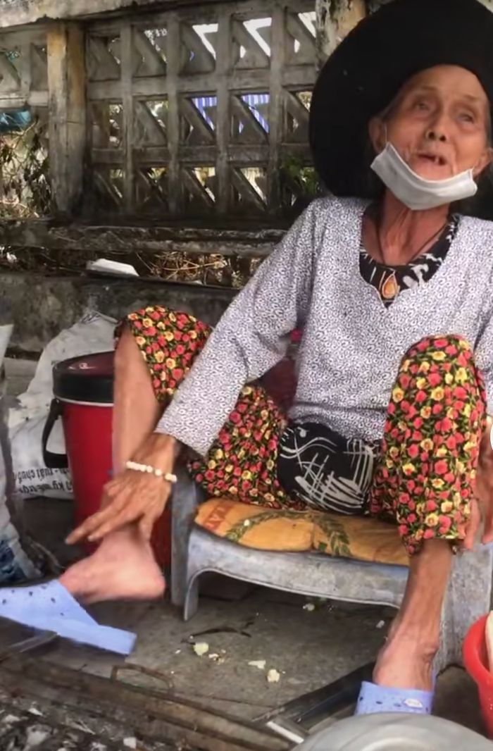 Xót xa cảnh cụ bà teo chân ngày ngày bán bắp nướng nuôi chồng mù