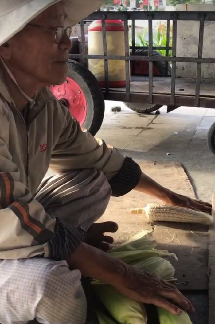 Xót xa cảnh cụ bà teo chân ngày ngày bán bắp nướng nuôi chồng mù