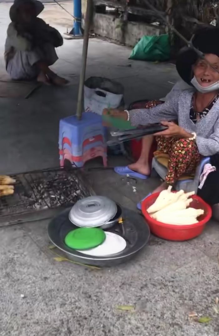 Xót xa cảnh cụ bà teo chân ngày ngày bán bắp nướng nuôi chồng mù