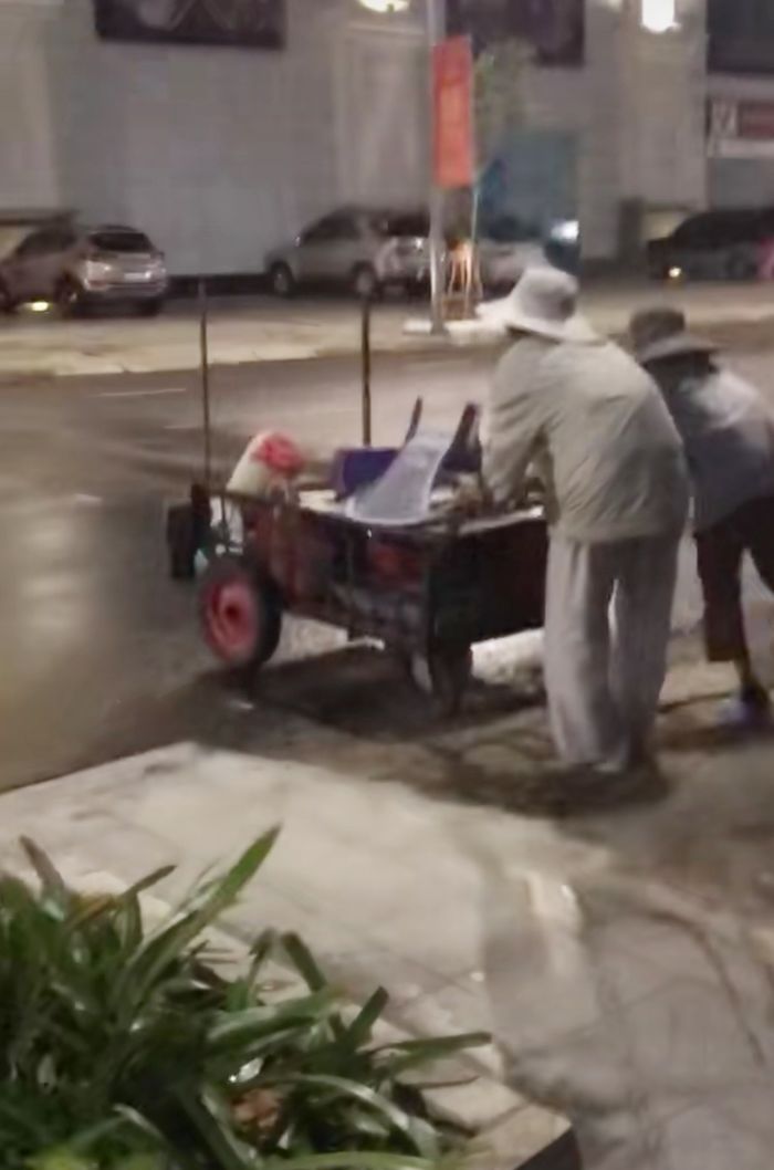 Xót xa cảnh cụ bà teo chân ngày ngày bán bắp nướng nuôi chồng mù