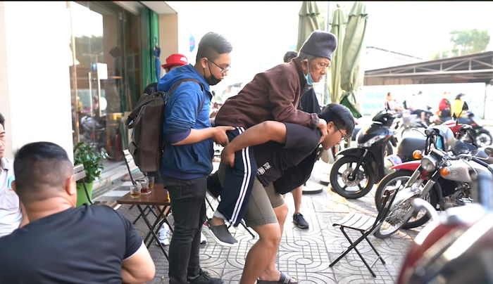 NS Mạc Can trên phim trường: Cần người cõng, ăn uống khó khăn