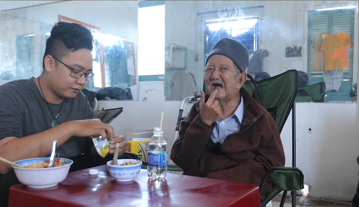 NS Mạc Can trên phim trường: Cần người cõng, ăn uống khó khăn