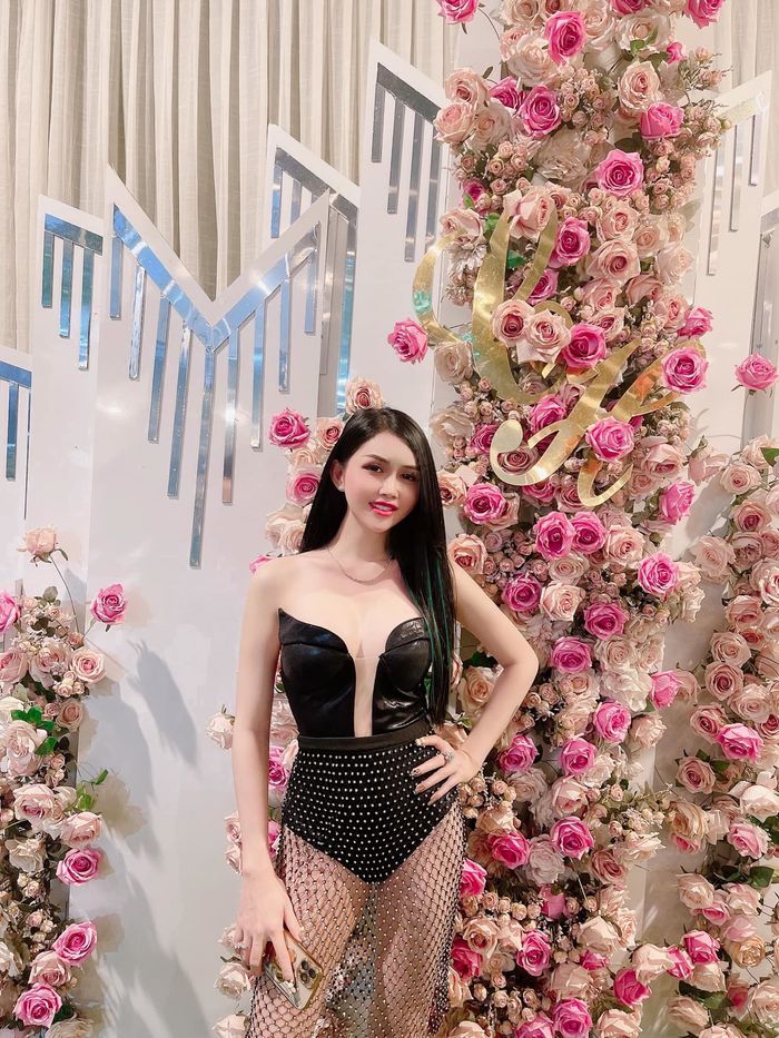 Xuất hiện hot girl lên đồ đi ăn cưới như đi bar: Cô dâu cũng phải e dè