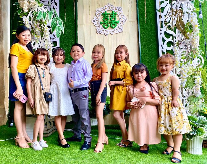Vợ chồng tí hon hơn 30 tuổi bị nhầm là trẻ con: chỉ mặc đồ con nít