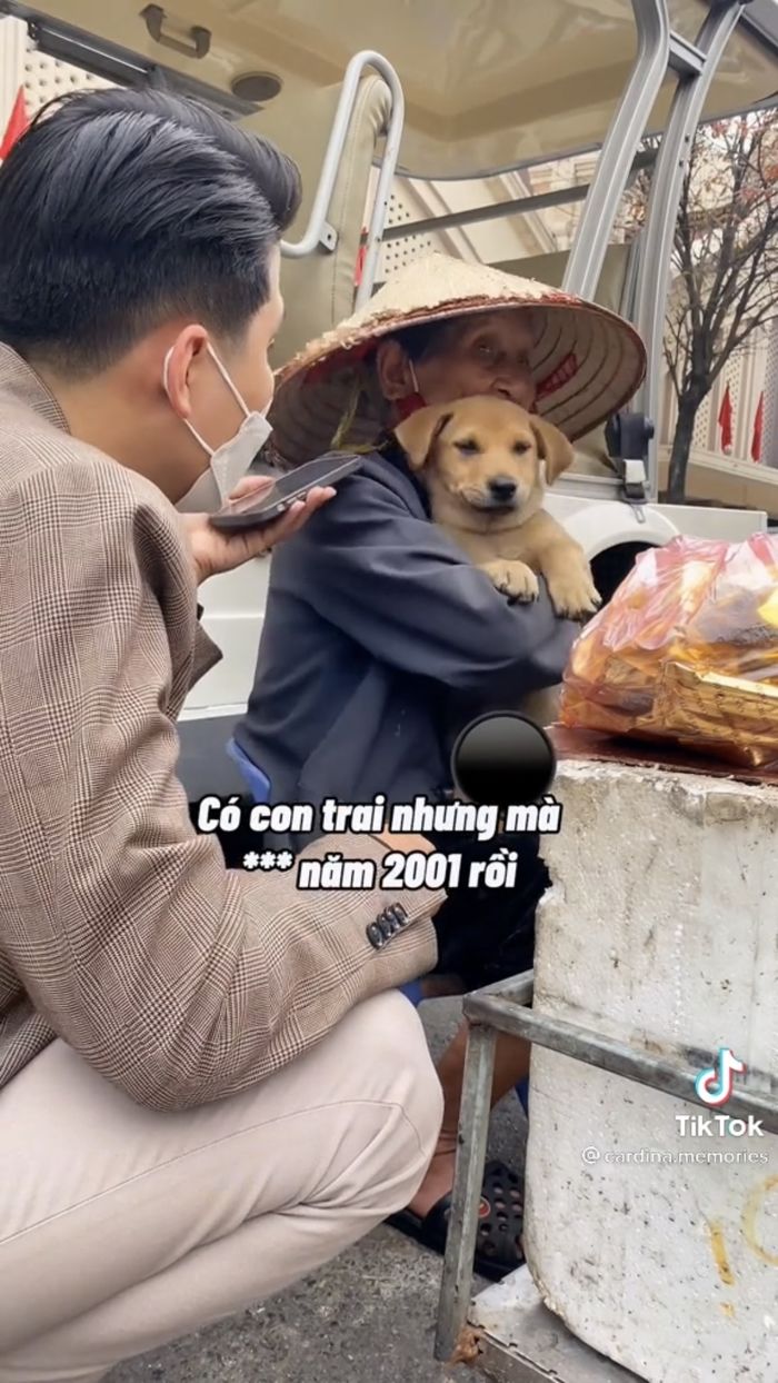 Cụ ngoại 100 tuổi vẫn bán hàng rong: Nuôi em cún để bầu bạn