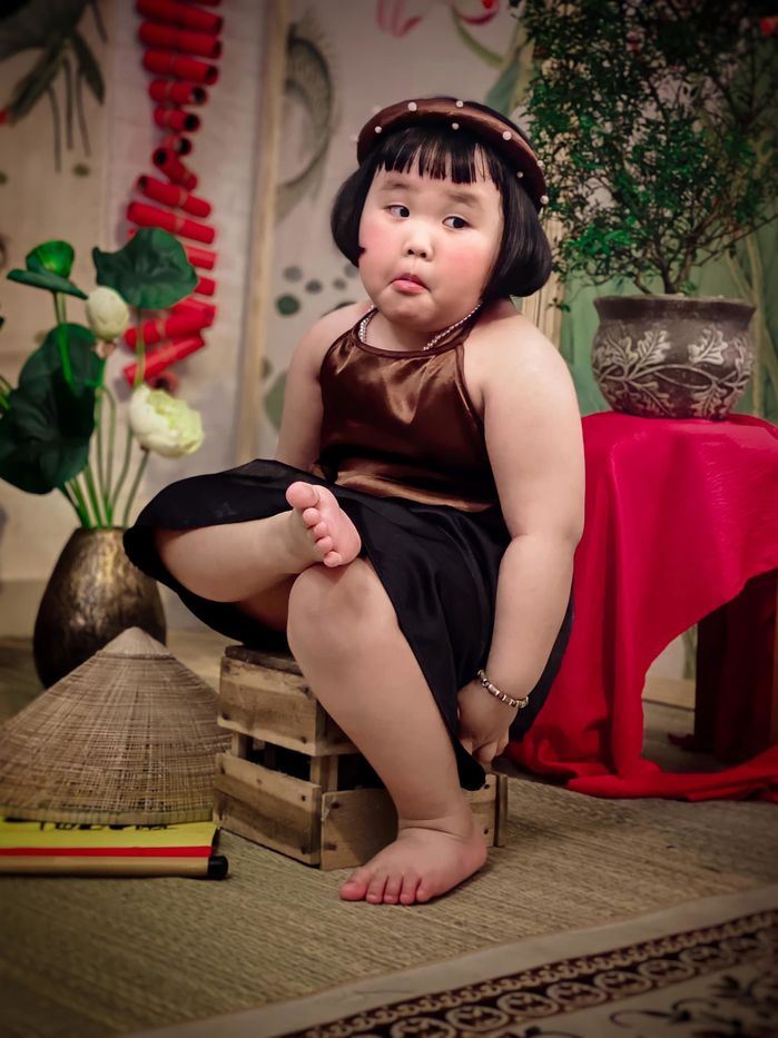Cô bé 4 tuổi đáng yêu hết nước chấm với biểu cảm hờn cả thế giới