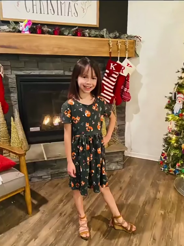 Cô bé 9 tuổi gây sốt nhờ tài thiết kế thời trang chất như nước cất