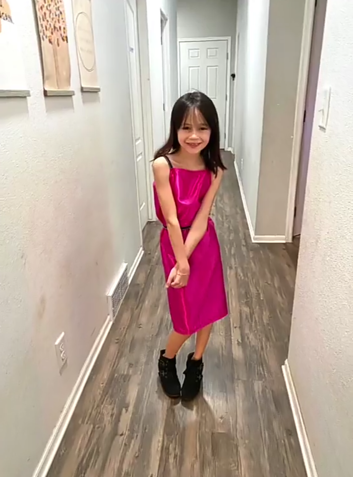 Cô bé 9 tuổi gây sốt nhờ tài thiết kế thời trang chất như nước cất