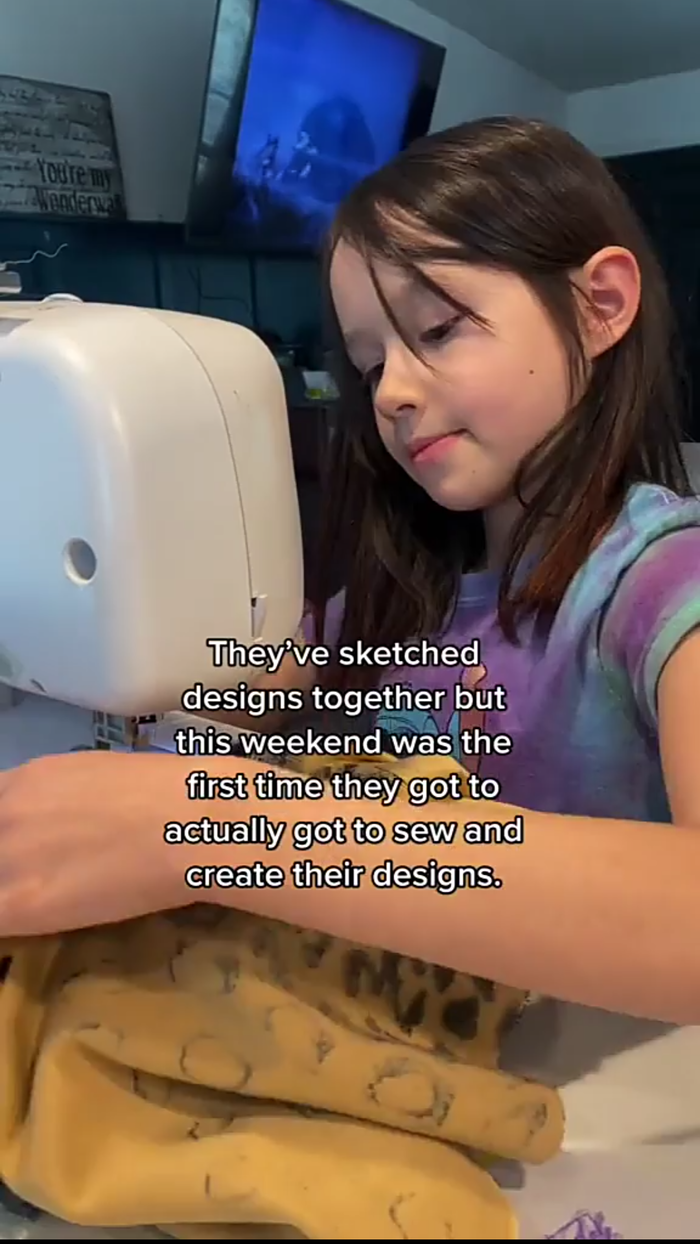 Cô bé 9 tuổi gây sốt nhờ tài thiết kế thời trang chất như nước cất