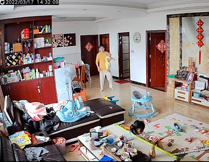 Giữ con quá 180 phút: Mẹ trẻ lag nhẹ quên luôn đang ẵm bé trên tay