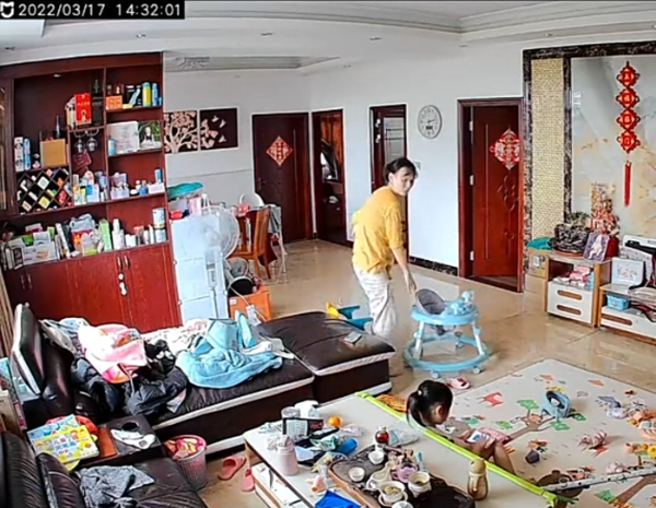 Giữ con quá 180 phút: Mẹ trẻ lag nhẹ quên luôn đang ẵm bé trên tay
