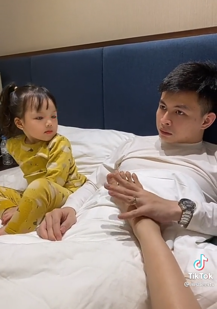 Thấy bố bóp chân cho mẹ, bé gái đòi được y chang còn phỗng tay trên