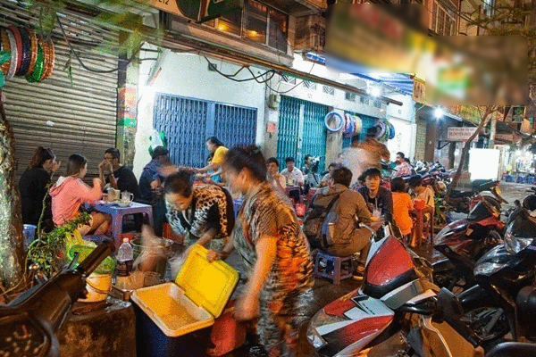 Quán cơm tấm lâu đời, khách đến mua phải xếp hàng rồng rắn lên mây