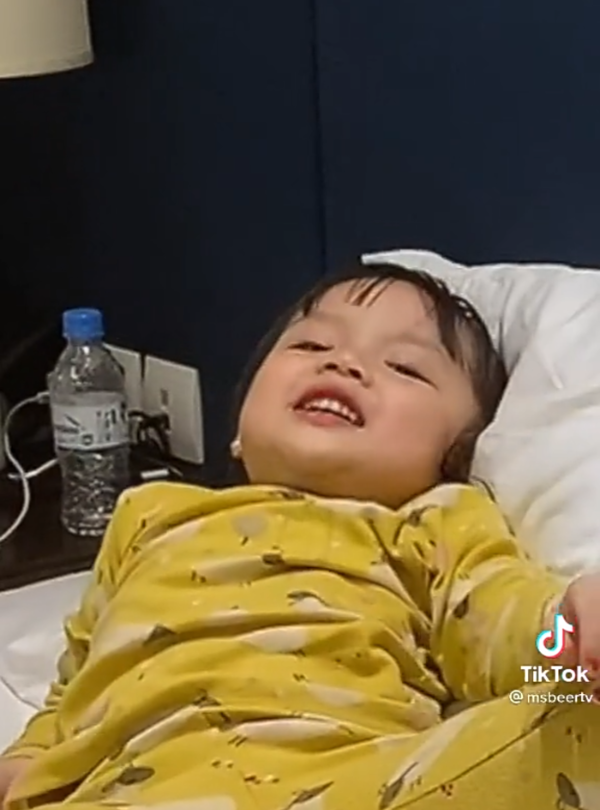 Thấy bố bóp chân cho mẹ, bé gái đòi được y chang còn phỗng tay trên
