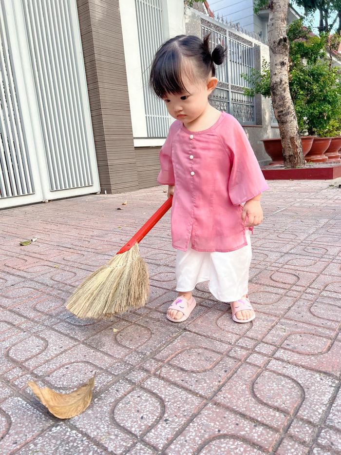 Ét ô ét: Mới 2 tuổi mà cô Tấm Winnie đã biết quét sân cho ba mẹ