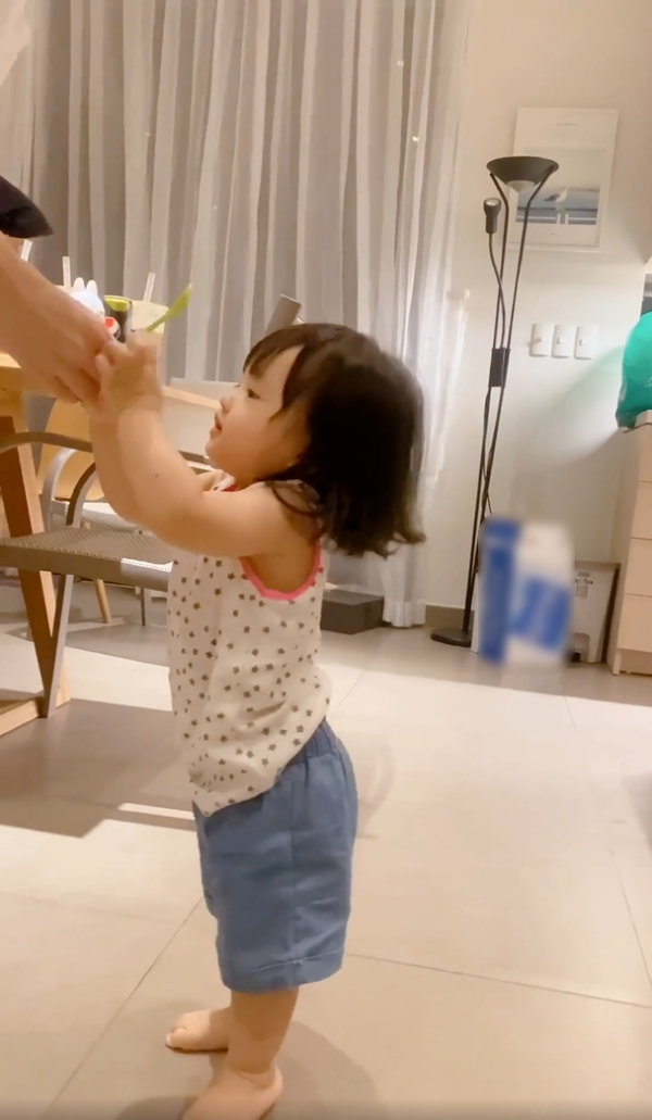 Ái nữ nhà Đông Nhi mới hơn 1 tuổi đã biết gọi dạ bảo vâng