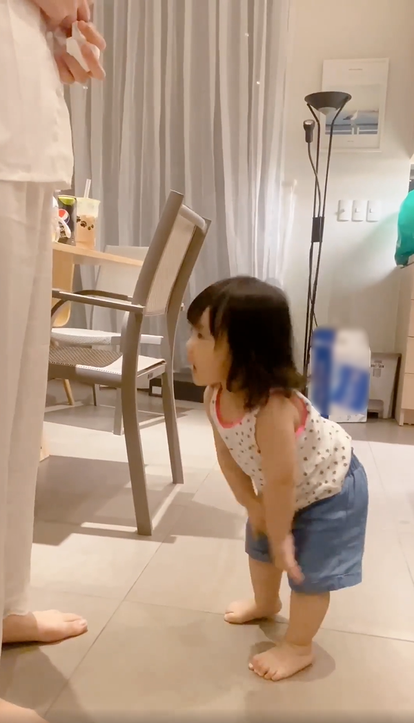 Ái nữ nhà Đông Nhi mới hơn 1 tuổi đã biết gọi dạ bảo vâng