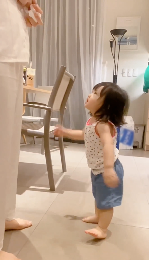 Ái nữ nhà Đông Nhi mới hơn 1 tuổi đã biết gọi dạ bảo vâng