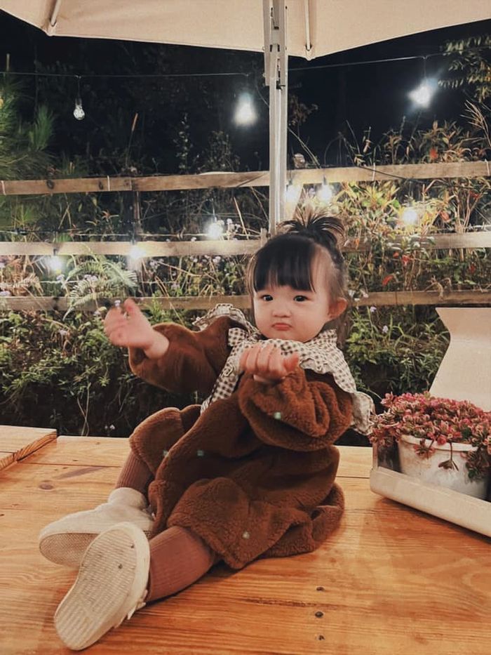 Ái nữ nhà Đông Nhi mới hơn 1 tuổi đã biết gọi dạ bảo vâng