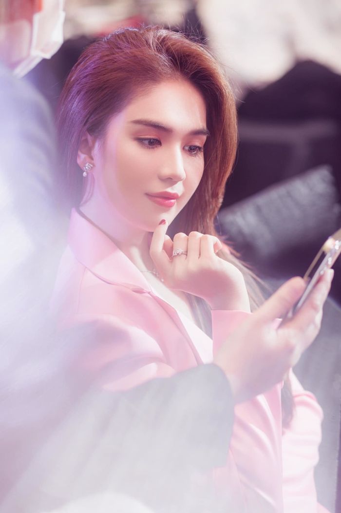 Ảnh hot sao Việt 19/3: Khánh Chi cùng bạn trai tin đồn đi thảm đỏ