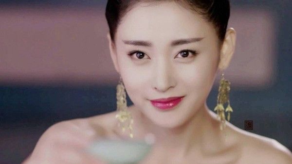 Bà hoàng phim cổ trang chiếu mạng của Cbiz: Tiểu Nhiễm bị vượt mặt