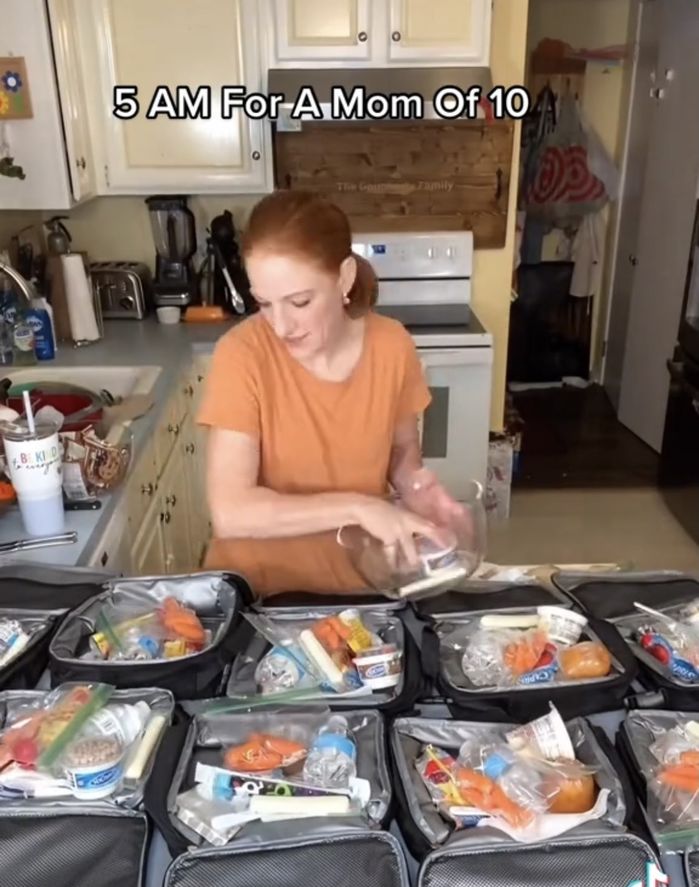 Bà mẹ “của năm”: Chuẩn bị bữa sáng cho 10 người con đầy thuần thục
