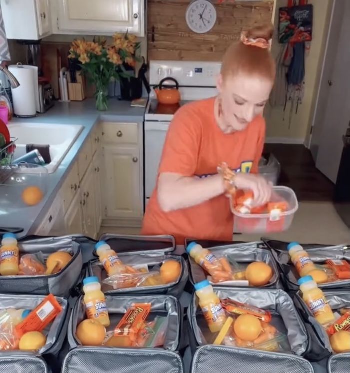 Bà mẹ “của năm”: Chuẩn bị bữa sáng cho 10 người con đầy thuần thục