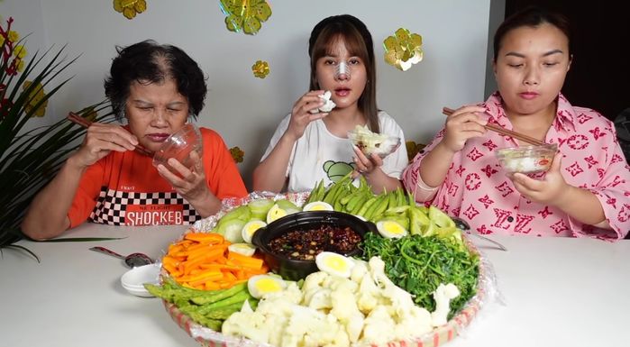 Bà Nhân Vlog nấu kho quẹt đãi Quỳnh Trần, tự tin với khuôn mặt mới