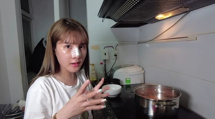 Bà Nhân Vlog nấu kho quẹt đãi Quỳnh Trần, tự tin với khuôn mặt mới