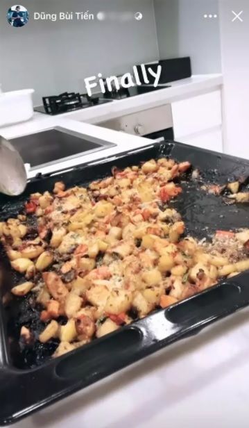 Bạn gái Tây làm pizza nhuộm đen, Bùi Tiến Dũng: Mình ăn được hết
