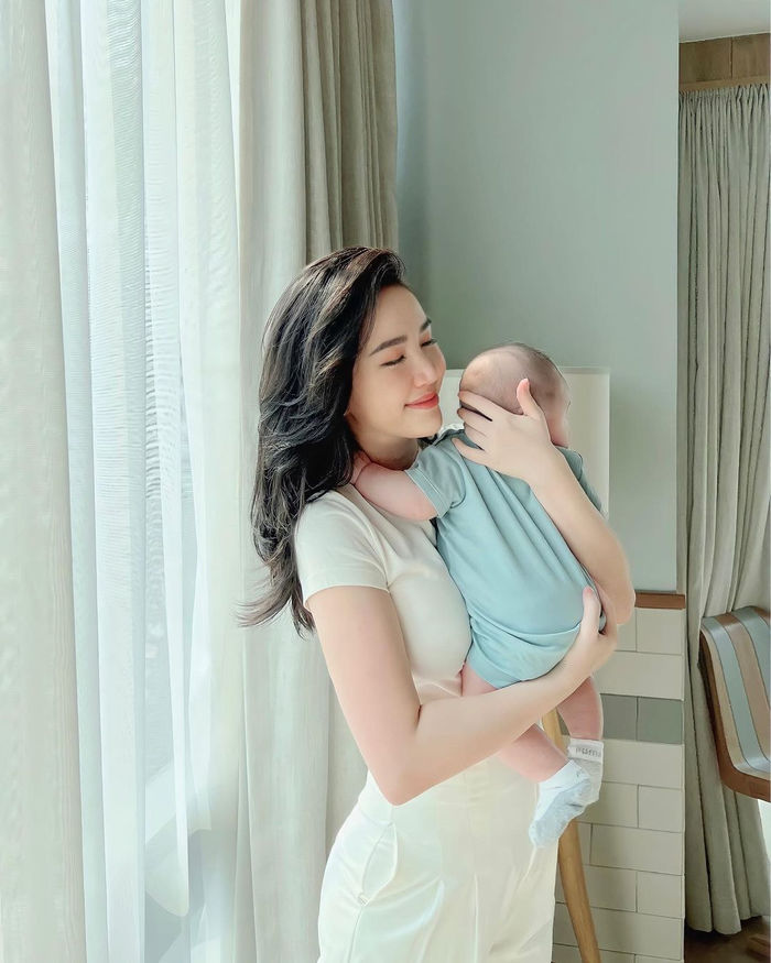 Bảo Thy khoe quý tử da trắng môi đỏ: Nhìn là biết chăm kỹ nhường nào