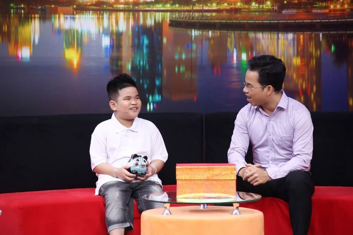 Cậu bé 8 tuổi bỏ ống heo tiết kiệm tiền giúp mẹ chạy xe ôm trả nợ