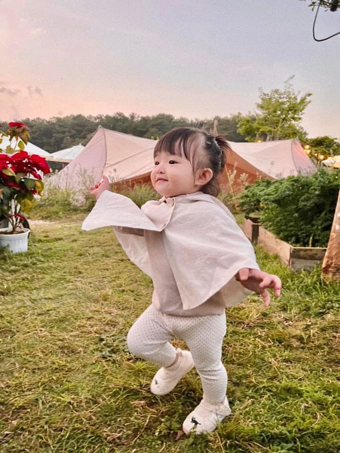 Bé Winnie nhà Đông Nhi - Ông Cao Thắng lên đồ xứng danh rich kid