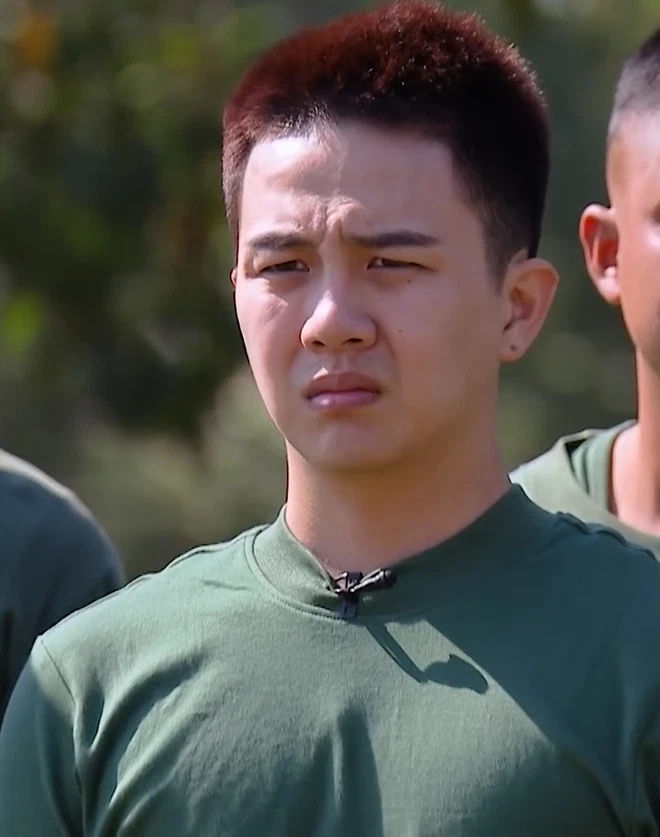 Biểu cảm của sao nam Việt khi bị cắt tóc trong quân ngũ
