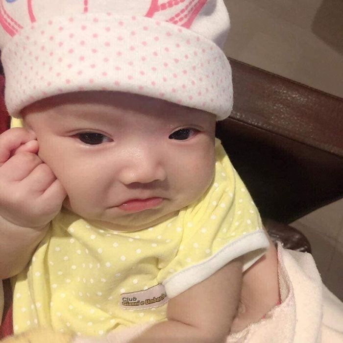 Biểu cảm hờn cả thế giới của em bé khi vừa chào đời