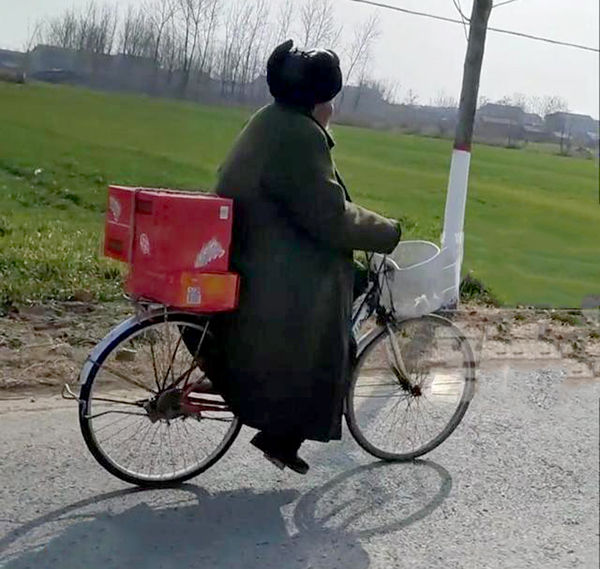Ngưỡng mộ người cha 100 tuổi đạp xe đem trà sữa cho con gái 80 tuổi