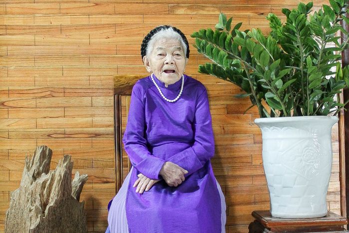 Bộ ảnh cụ bà 102 tuổi mặc áo dài: Chỉ ngồi thôi đã nhận bão like