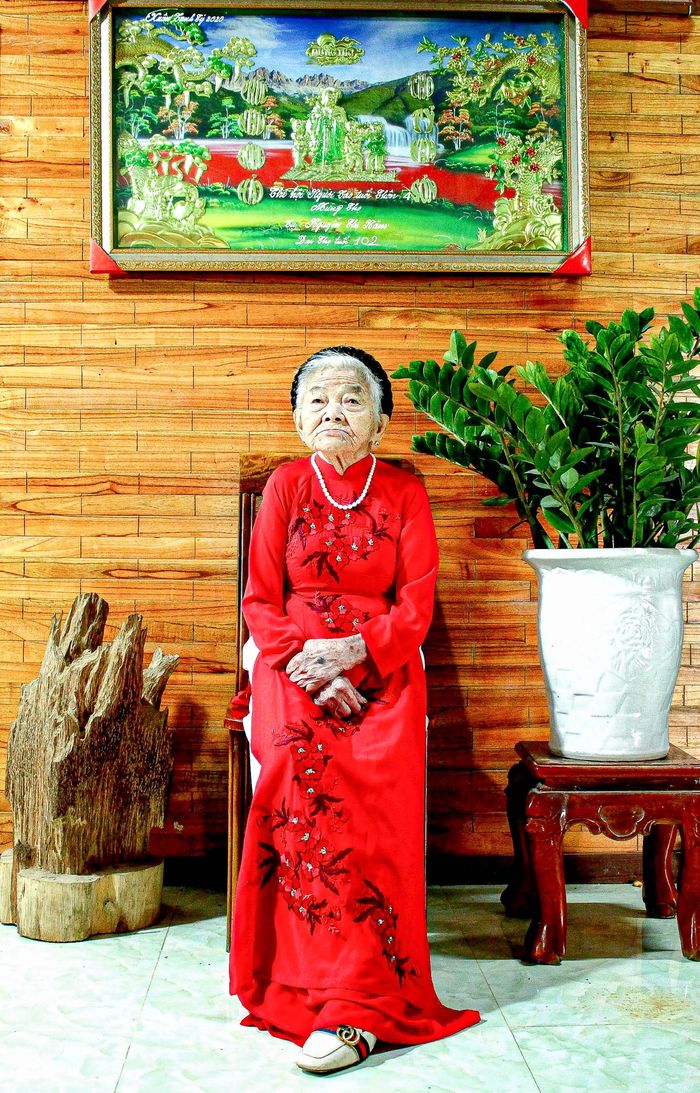 Bộ ảnh cụ bà 102 tuổi mặc áo dài: Chỉ ngồi thôi đã nhận bão like