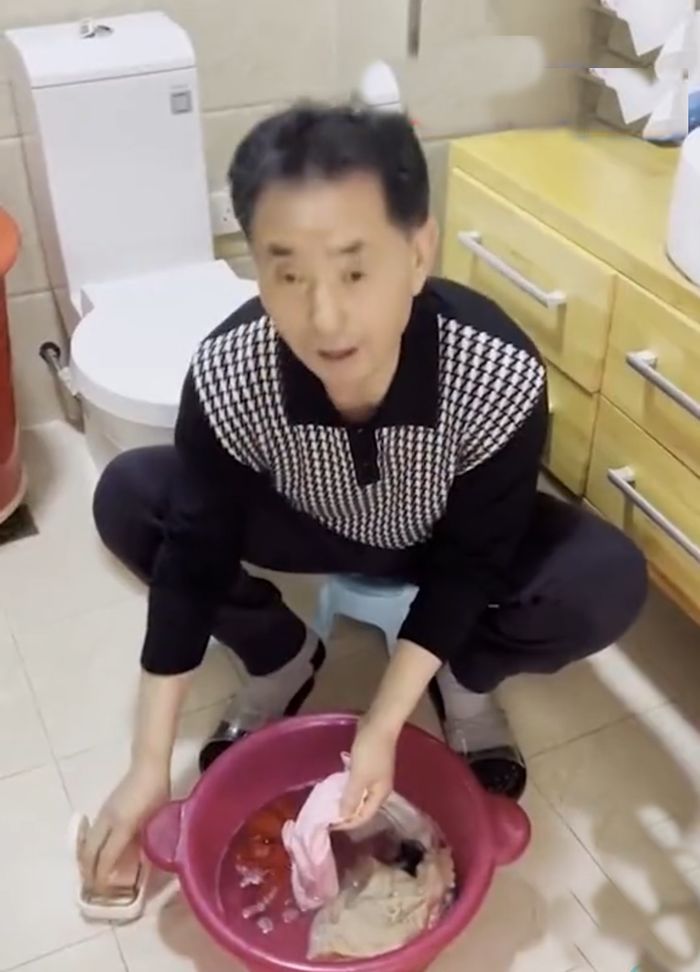 Bố chồng đem đồ tiếp tế, chờ 3 tiếng vì không nỡ phá giấc ngủ con dâu