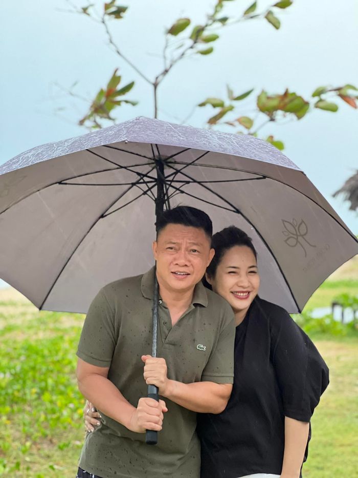 BTV Quang Minh đi du lịch kỷ niệm ngày cưới: Tiếng mưa chen tiếng khóc