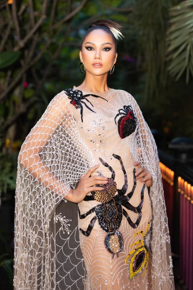 Các bản sao nhí của H'Hen Niê: Có người 11 tuổi đã catwalk điệu nghệ