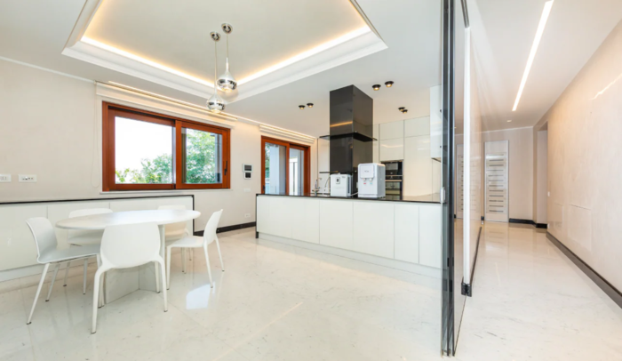 Cận cảnh biệt thự xa hoa hơn 148 tỷ của vợ chồng CR7 và nửa đội bóng