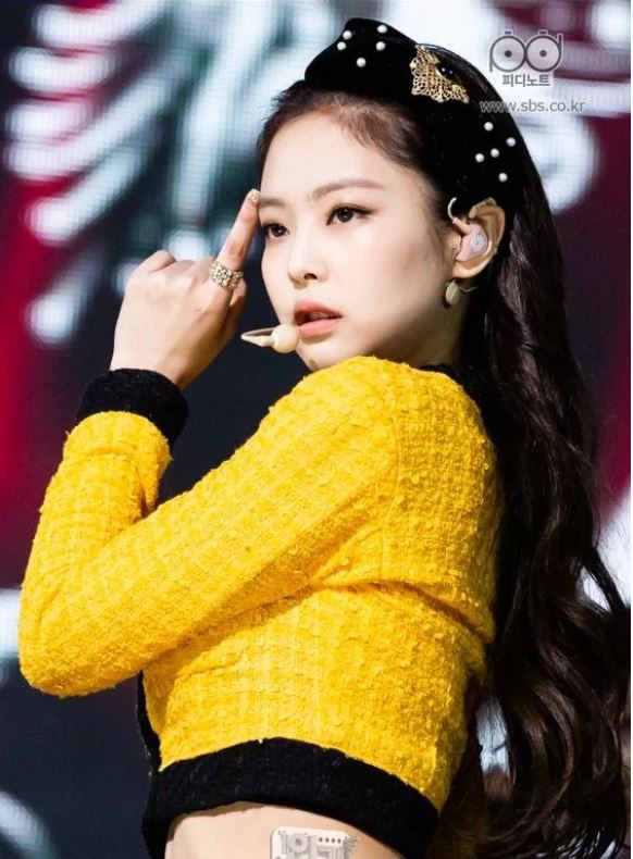 Xứng danh thánh tạo trend: Kiểu tóc đơn giản qua tay Jennie liền hot