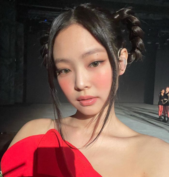 Xứng danh thánh tạo trend: Kiểu tóc đơn giản qua tay Jennie liền hot