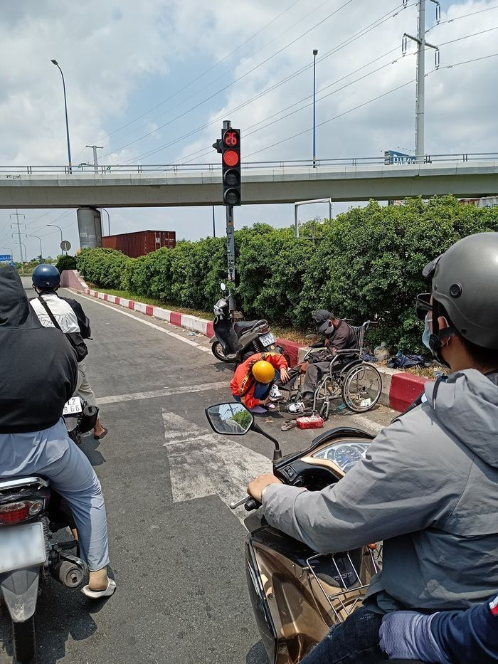 Cô gái thay đôi giày mới cho chú bán hàng rong giữa trưa nắng Sài Gòn