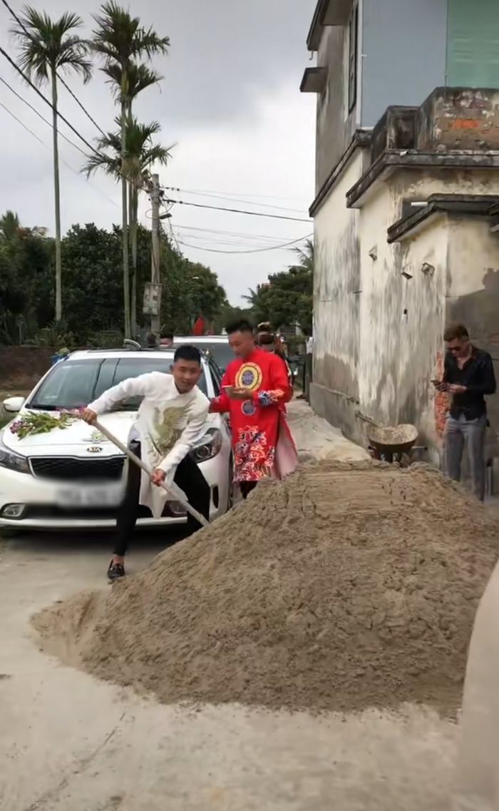 Chú rể đón dâu đụng ngay đống cát: Đường đến nhà gái gian nan quá